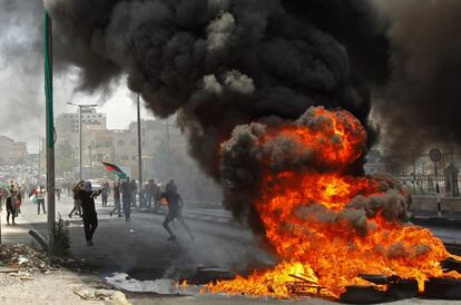 Manifestantes palestinos lanzan piedras contra los soldados israelíes en la entrada de la ciudad ocupada de Belén.