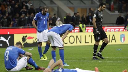 Los jugadores italianos se lamentan tras quedar fuera del Mundial de Rusia.