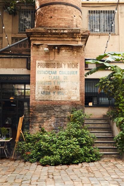 La base de la chimenea que preside la Fábrica Lehmann, en Barcelona.