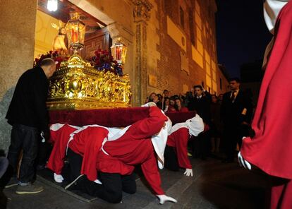 Los costaleros sacan de rodillas el paso del Cristo de la Columna en Alcalá de Henares, Madrid