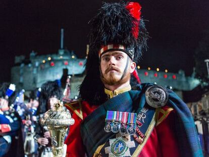 Un 'highlander' del Royal Regiment of Scotland durant el Royal Edinburgh Military Tattoo.