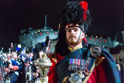Un &#039;highlander&#039; del Royal Regiment of Scotland durante el Royal Edinburgh Military Tattoo.
