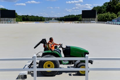 Trabajadores preparan el área de equitación frente al Palacio de Versalles, que acogerá las competiciones de Ecuestre, Pentatlón Moderno y Paraecuestre. El 17 de julio de 2024 en París, Francia.