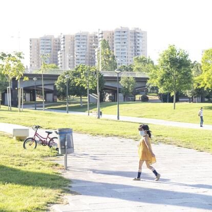 Los espacios verdes en las ciudades nos animan a hacer más actividad física, relajarnos, jugar y disfrutar de estar con otras personas. Transformar terrenos vacíos en jardines comunitarios y áreas más verdes es una forma de experimentar el cambio que queremos crear, y reinventar la nueva ciudad que queremos. El espacio verde es nuestra forma de escapar de las presiones urbanas y volver a nuestras raíces.