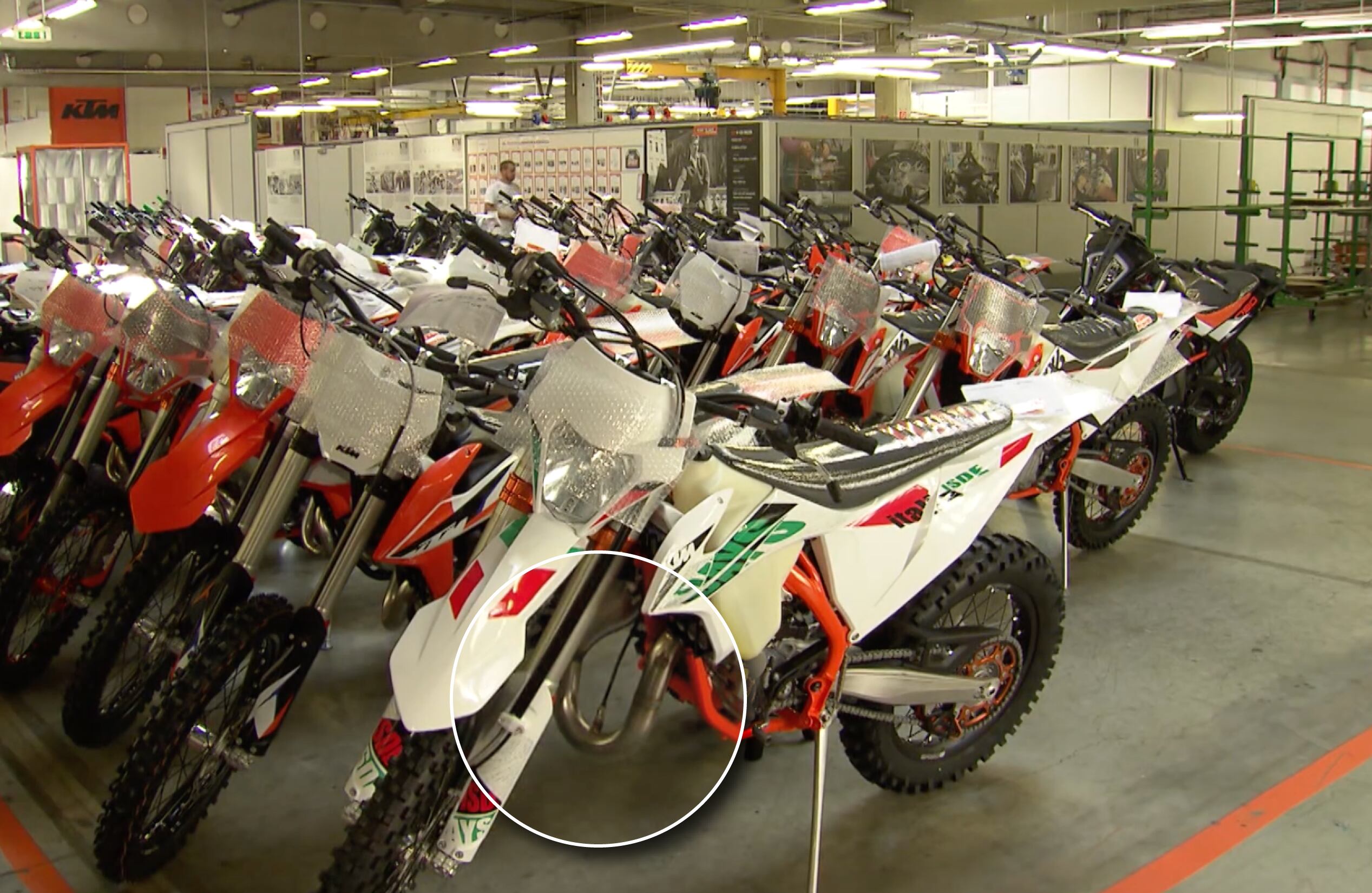 Motos restringidas antes de salir de la fábrica de KTM en Mattighofen (Austria). En el círculo, se destaca el cable conectado para aplicar la restricción.