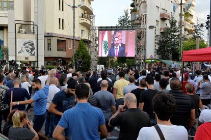 Los manifestantes libaneses reaccionan ante el discurso televisado del primer ministro libanés Saad Hariri en Beirut, el 29 de octubre. El primer ministro libanés, Saad Hariri, ha anunciado este martes la dimisión de su Gobierno, después de dos semanas de protestas masivas contra su Ejecutivo en todo el país.