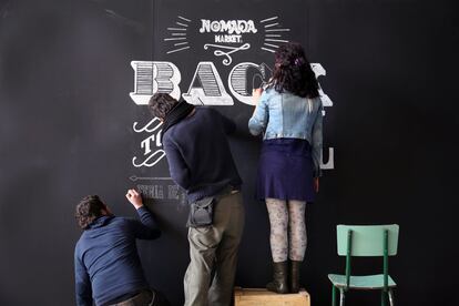 Un mural realizado en pizarra para la feria de diseñadores emergentes Nómada Market.