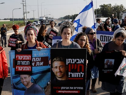 Familiares de rehenes de Hamás se manifiestan contra la entrada de ayuda a Gaza mientras estos no sean liberados, cerca del cruce de Kerem Shalom, punto de entrada de camiones desde Egipto, el 9 de enero.