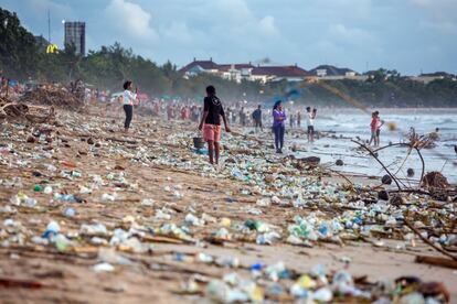 Playa de Kuta, en Bali (Indonesia), inundada de residuos de plástico.