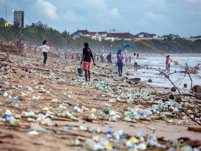 Playa de Kuta, en Bali (Indonesia), inundada de residuos de plástico.