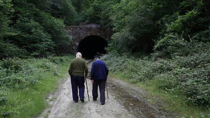 Trueba and Pelayo walk towards the entrance of the Engaña tunnel.