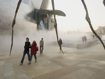 La obra de la artista 'Mamá', instalada junto al Museo Guggenheim de Bilbao