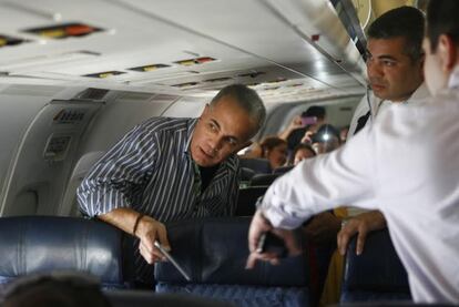 Manuel Rosales, a la izquierda, antes de aterrizar en Maracaibo