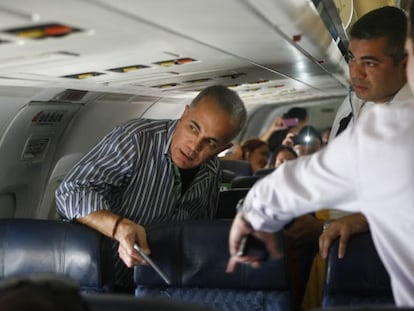 Manuel Rosales, a la izquierda, antes de aterrizar en Maracaibo