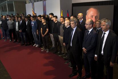 Directius i els components de la primera plantilla del Barcelona guarden silenci a l'espai memorial instal·lat all Camp Nou per acomiadar Johan Cruyff, mort dijous passat als 68 anys.