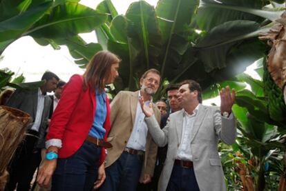 Mariano Rajoy en su visita ayer a una finca dedicada al cultivo de plátanos en Tenerife.