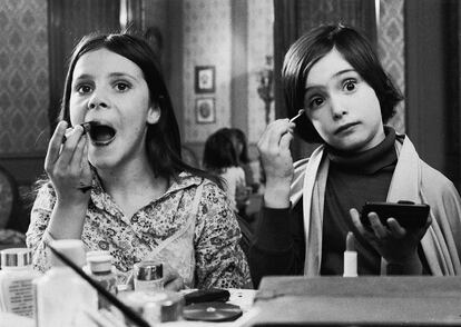 Ana Torrent (derecha) y Conchi Pérez, en Cría cuervos, película de 1976.