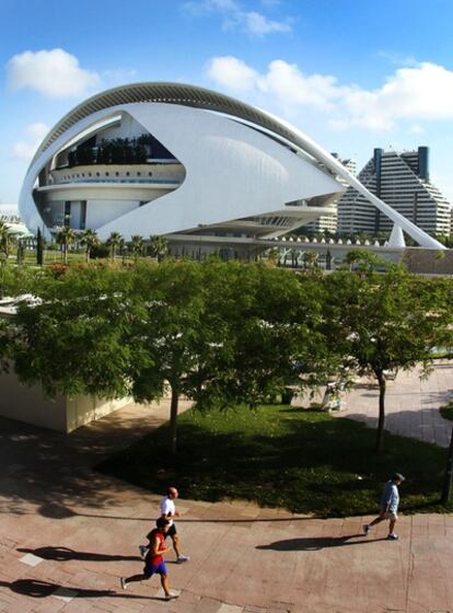 Vista del Palau de les Arts de Valencia desde el pretil del Jardín del Turia