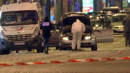 Una imagen de video muestra a la policía inspeccionando el coche usado por el atacante en la avenida de los Campos Elíseos.