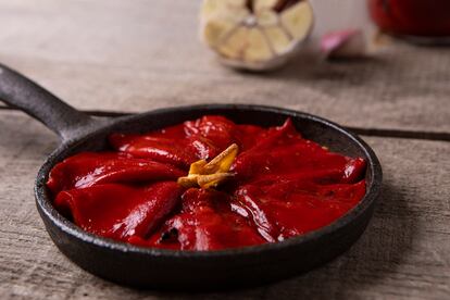Hasta noviembre, cuando se recolecta, en ocho municipios del Alto Ebro todo gira en torno al pimiento del Piquillo de Lodosa. Su vivo color rojo, su pequeño tamaño y la carne fina y compacta son sus señas de identidad.