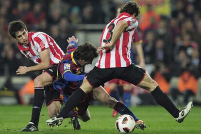 Javi Martínez traba a Messi en el área en presencia de Koikili, en una acción en la que el árbitro no pitó penalti.