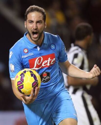 Higuaín celebra uno de sus goles.