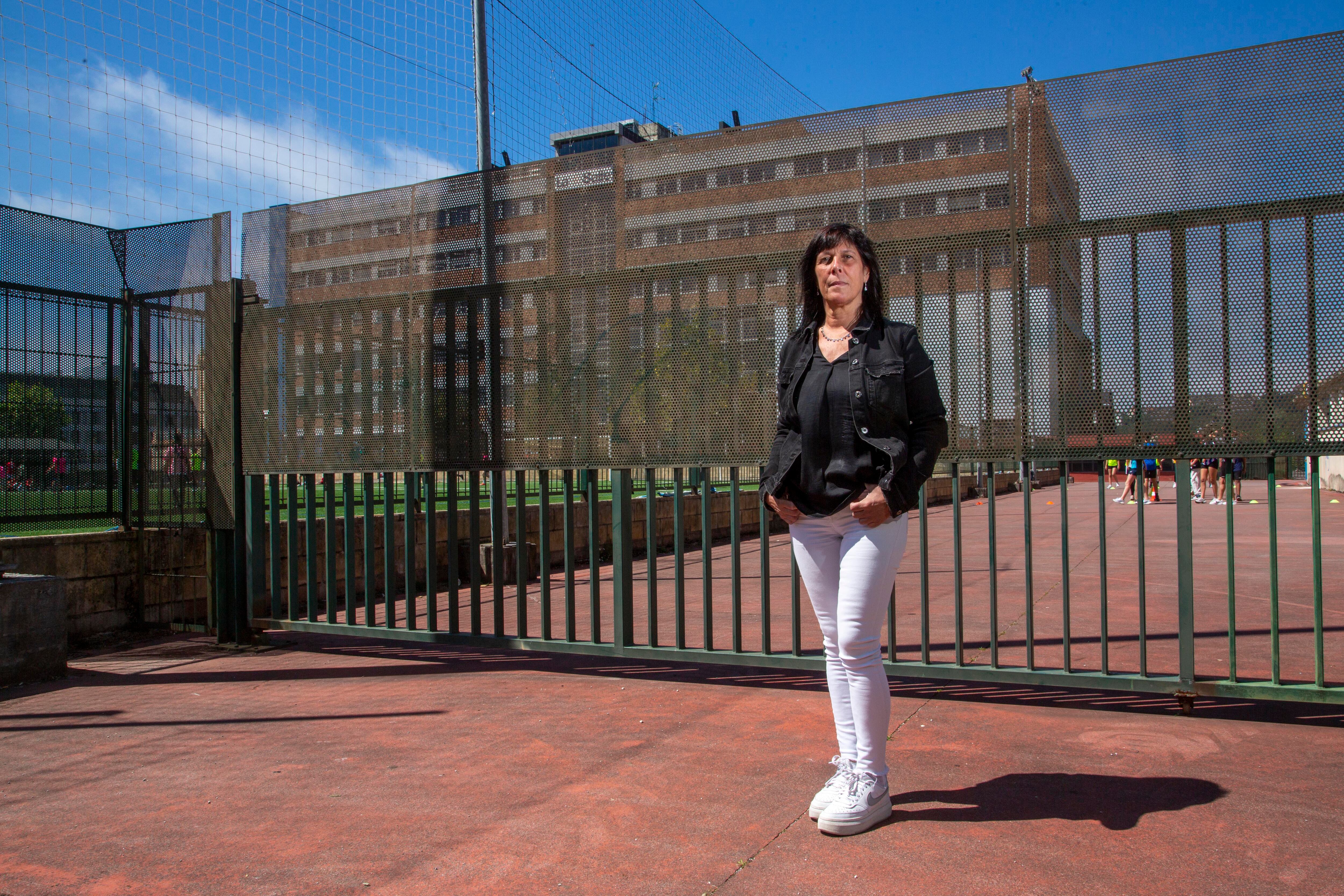 Marisol Zamora, la primera mujer que ha acusado de abusos a Patxi Ezkiaga, ante la puerta del colegio del colegio de La Salle en San Sebastián.