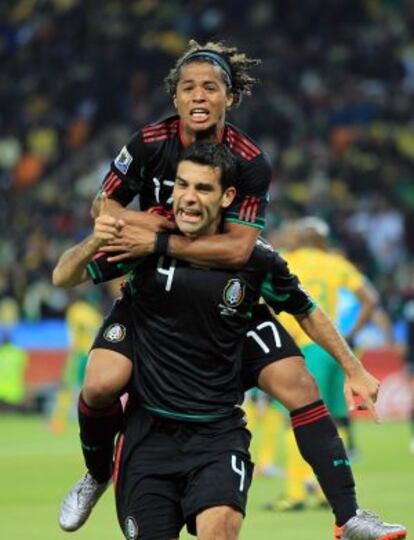 Dos Santos y Márquez celebran un gol en el Mundial de 2010.