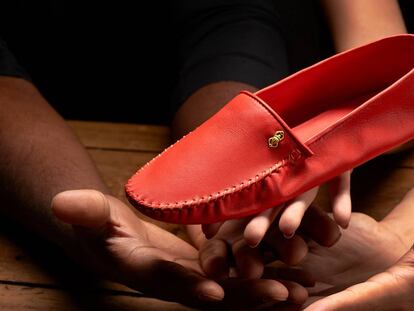 Los zapatos para estar en casa de IMM Shoes nacieron con el objetivo de crear puestos cualificados para inmigrantes y refugiados.