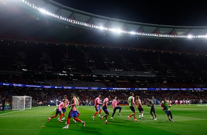 Los jugadores del Atlético de Madrid calientan en el estadio Metropolitano.