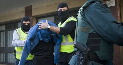 The Civil Guard arrests an alleged jihadist in Cornellà, Barcelona province.