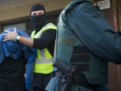 The Civil Guard arrests an alleged jihadist in Cornellà, Barcelona province.