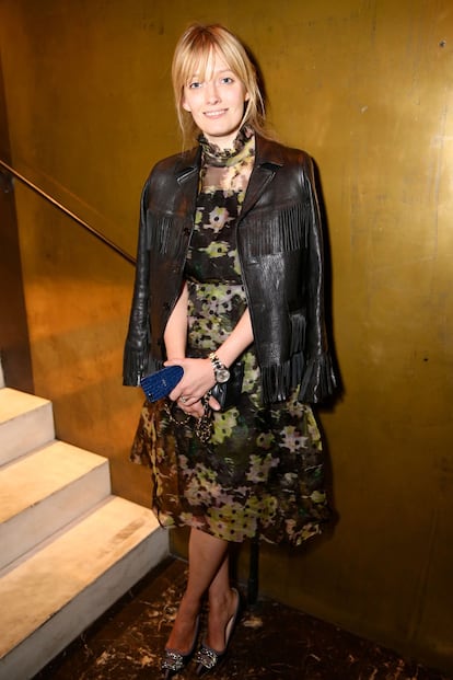 Emma Elwick-Bates sabe cómo combinar lo vintage con prendas de diseño. La estilista de Vogue UK apuesta (con acierto) por esta biker con flecos con vestidos floral de Erdem.