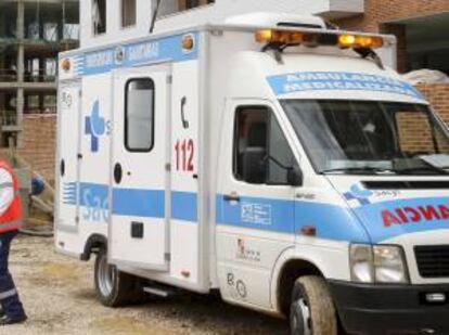 Imagen de archivo de una ambulancia en el lugar en el que se produjo otro accidente laboral en la provincia de Soria. EFE/Archivo