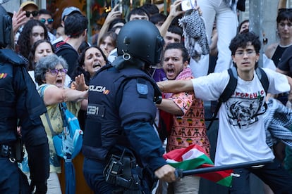 Cargas policiales a un grupo de personas que protestan por la guerra en Palestina en Atocha.