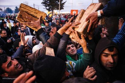 Una multitud intenta aconseguir llenya a la frontera entre Grècia i Macedònia.