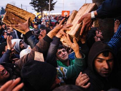 Una multitud intenta aconseguir llenya a la frontera entre Grècia i Macedònia.