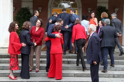 Los ministros del Gobierno de Pedro Sánchez tras la foto de familia en el Palacio de La Moncloa.