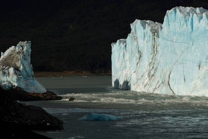 El glaciar amaneció con el puente roto.