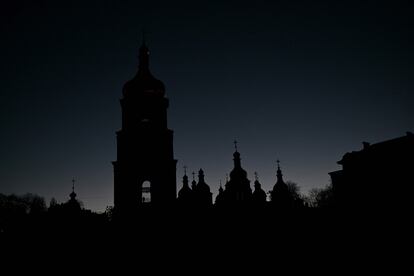 La silueta de la Catedral de Santa Sofía, en Kiev, se vislumbraba la noche del 31 de octubre mientras la ciudad se sumergía en la oscuridad después de un ataque militar que derribó parcialmente la infraestructura eléctrica. 