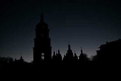 La silueta de la Catedral de Santa Sofía, en Kiev, se vislumbraba la noche del 31 de octubre mientras la ciudad se sumergía en la oscuridad después de un ataque militar que derribó parcialmente la infraestructura eléctrica.