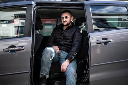 Uladzislau Prapushniak, en el vehículo que emplea como conductor de Uber, este sábado en Varsovia.
