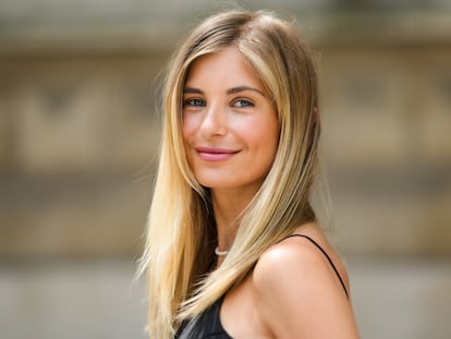 Primer plano de una mujer rubia en la calle. .