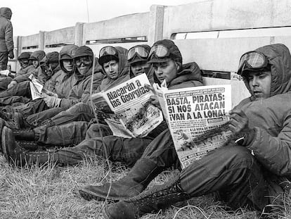La escena del soldado con el diario Crónica y el titular “Basta piratas: si nos atacan ¡van a la lona!” fue emblema del triunfalismo que se buscó imponer desde los medios de comunicación.