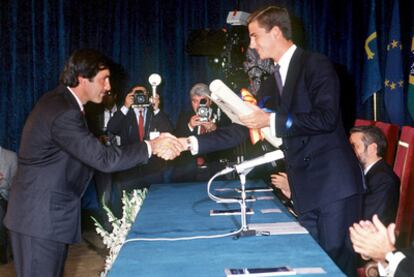 Severiano Ballesteros recibe de manos del príncipe Felipe el Premio Príncipe de Asturias de los Deportes 1989.