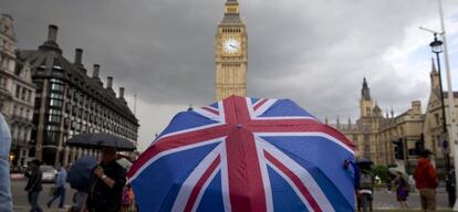 Paraguas con la bandera de Reino Unido frente al Big Ben de Londres.