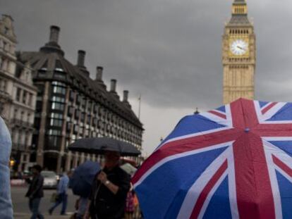 Paraguas con la bandera de Reino Unido frente al Big Ben de Londres.