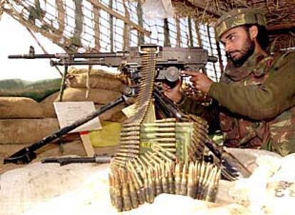 Un soldado apunta con su ametralladora en la zona de Ramgarh, en la frontera de Cachemira entre India y Pakistán.