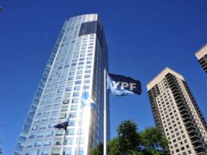 Vista del edificio de la petrolera YPF en Buenos Aires. EFE/Archivo