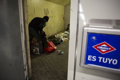 El servicio se va a seguir prestando estas noches dentro de la campaña del frío que desarrolla el área de Familias, Igualdad y Bienestar Social del Ayuntamiento. En la imagen, un hombre sin techo busca una manta dentro del material donado, en la estación de La Latina.